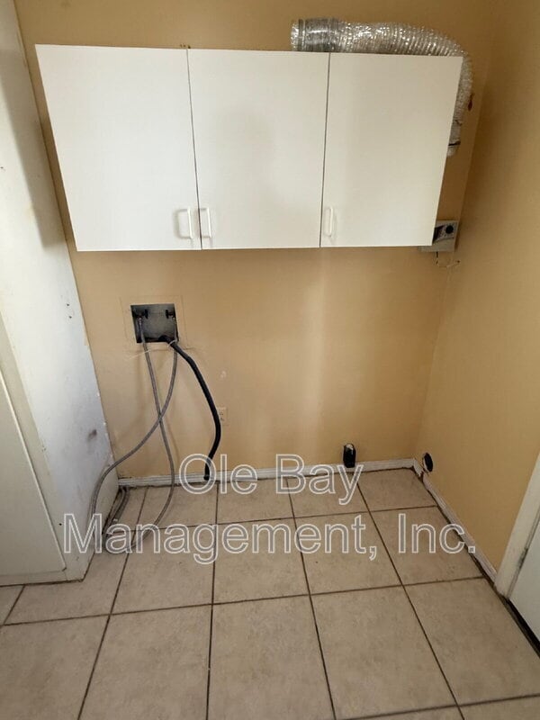 Building Photo - 5555 Vanderbilt Dr