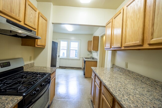 Building Photo - Spacious 5 Bed/2 Bath Single Family Home W...