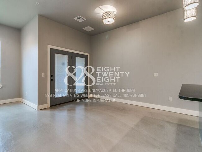 Building Photo - *AVAILABLE NOW!* Urban chic 3 bed/2.5 bath Townhome in West Norman!
