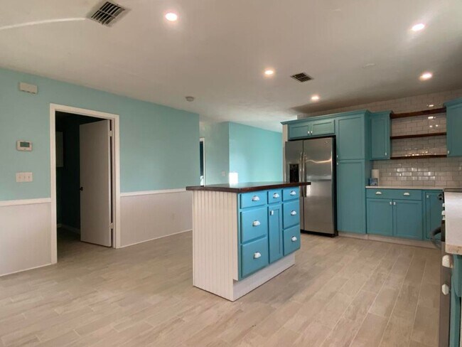 Building Photo - 3/2 Pool Home in Fairway Estates