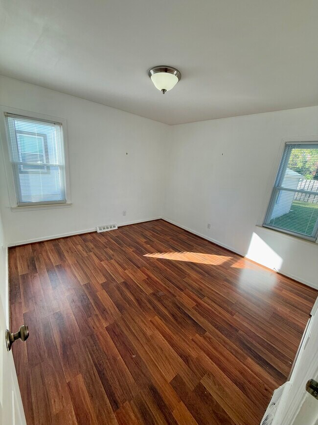 Building Photo - 715 Donald Ave