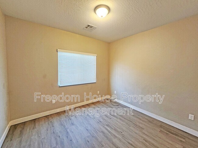 Building Photo - 1121 Sixshooter Ave