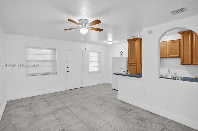 Building Photo - 1860 Venice Park Dr