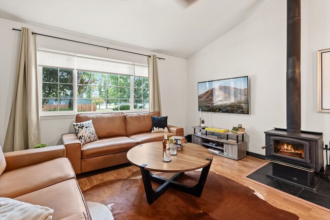 Building Photo - Glacier Chalet – Cozy Columbia Falls Retre...