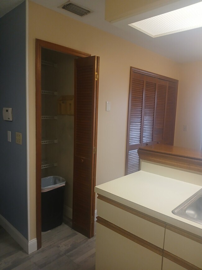Building Photo - 2331 Sun Valley Cir