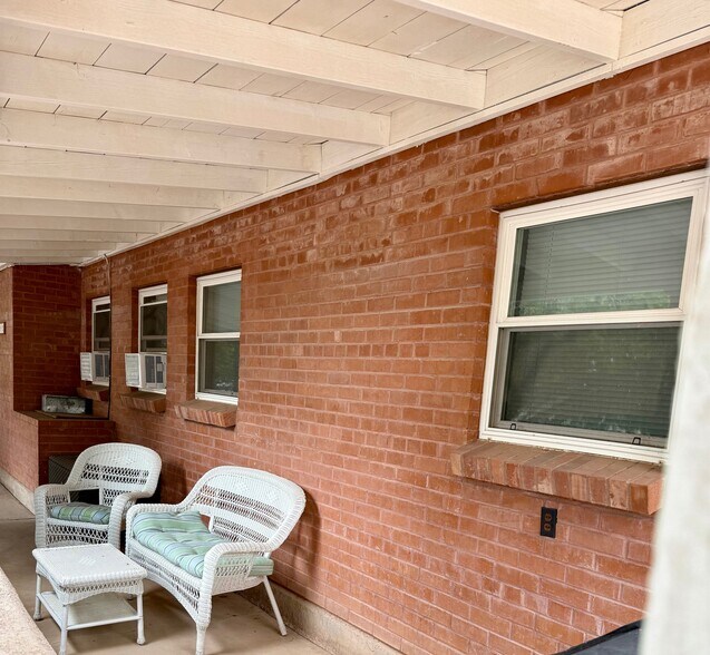 Extra outdoor seating - 1546 N Magnolia Ave