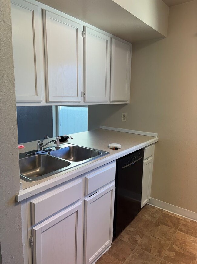 Building Photo - 3 bd/1 ba Duplex in Tacoma - $1,700