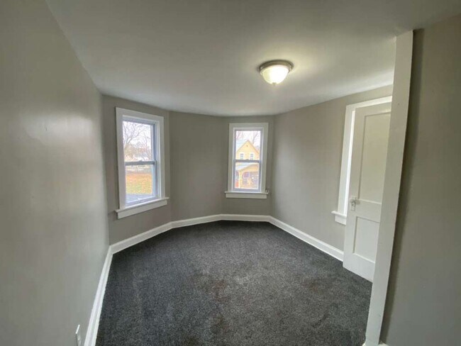 Building Photo - Spacious Single-Family Home – Great Location – Immediate Move-In!