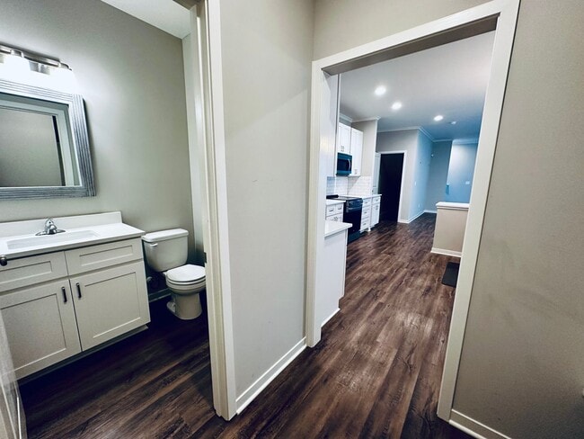 Building Photo - {1095} Modern Townhome Available Immediate...