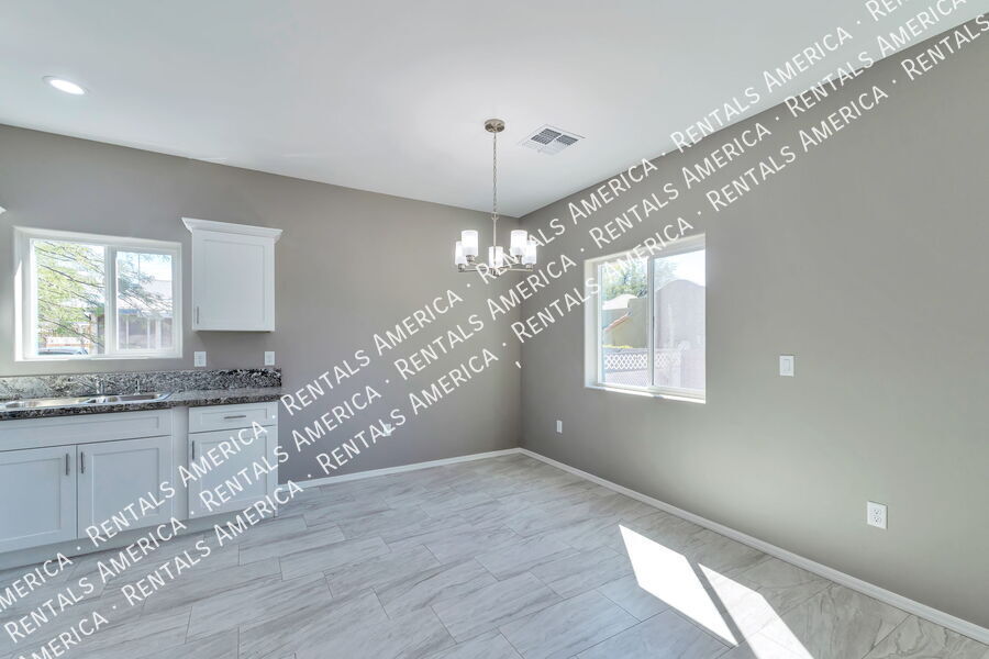 Building Photo - 1625 N Mountain View Ave