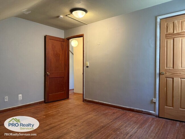 Building Photo - 4 Bedroom House in St. Paul
