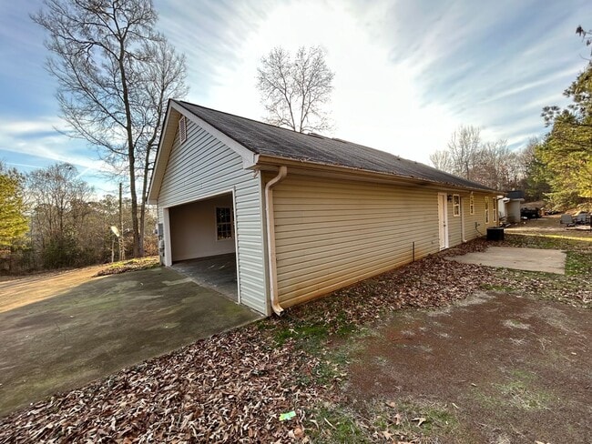 Building Photo - Updated 3/2 House in Silver Creek- $1,495