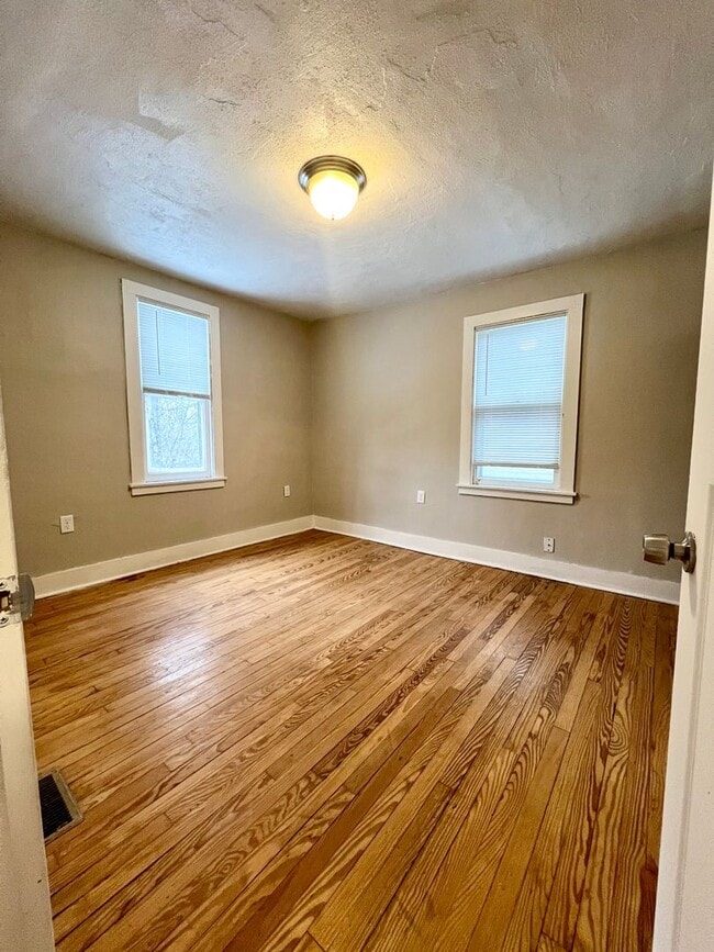 Building Photo - 5 Bedroom Home in Kalamazoo