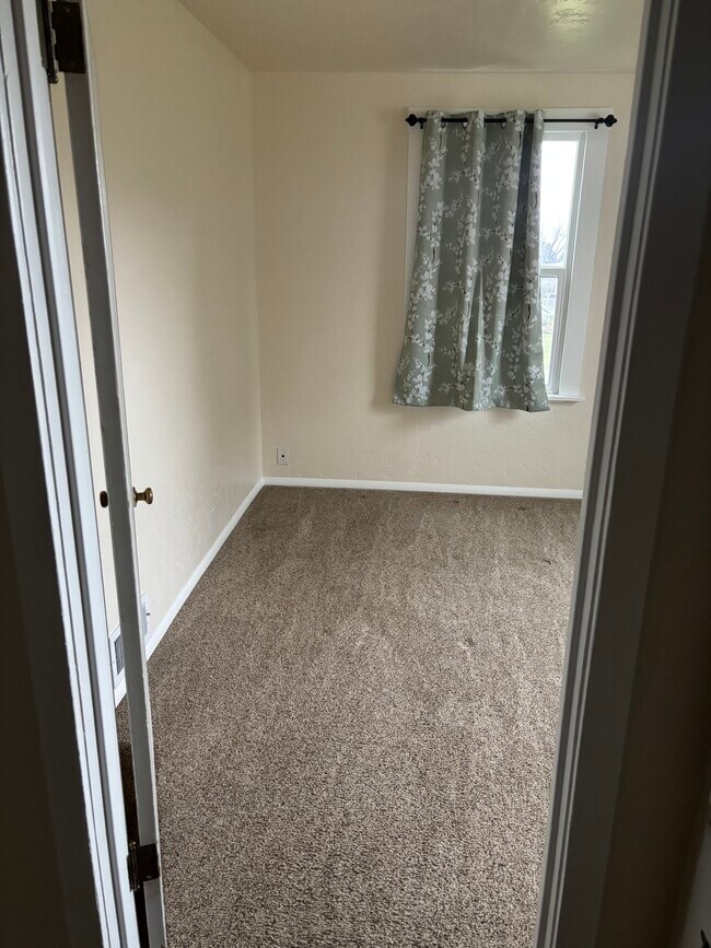 Building Photo - 296 S 100 E