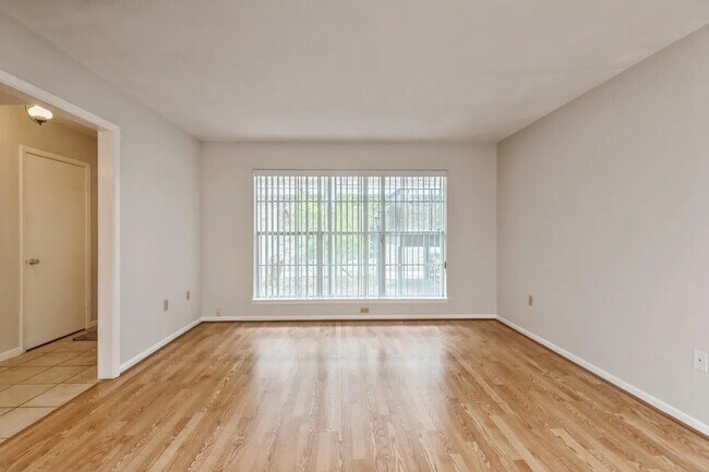 Building Photo - 104 Country Club Dr