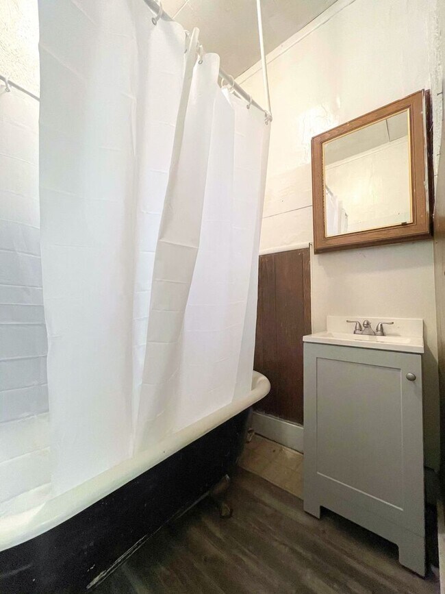 Building Photo - 121 W 7th Ave