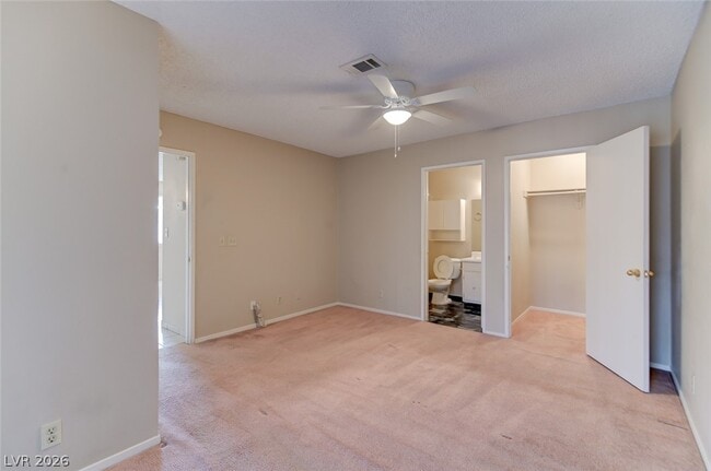Building Photo - 824 Hedge Way
