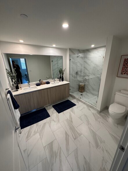 Building Photo - 670 W 77th St