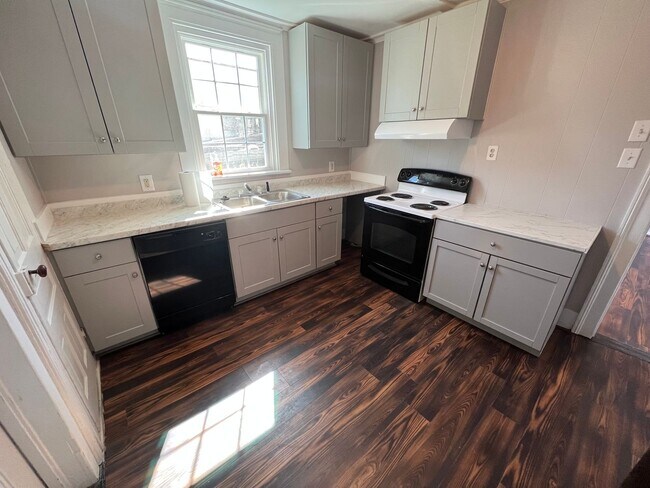 Building Photo - Remodeled 3 bedroom/ 2 bathroom home within minutes of downtown.