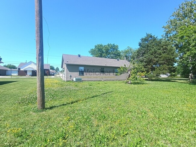 Building Photo - 3BR/2BA Home with Carport & Easy Highway Access