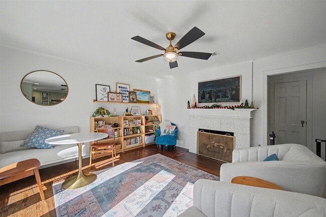 Building Photo - 2100 Daisy Ln