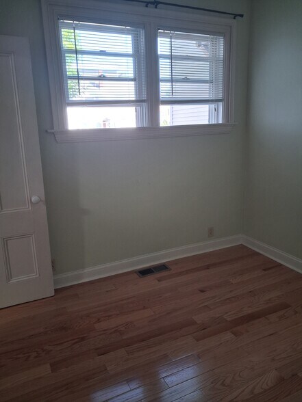 Building Photo - 33 Kinsley St