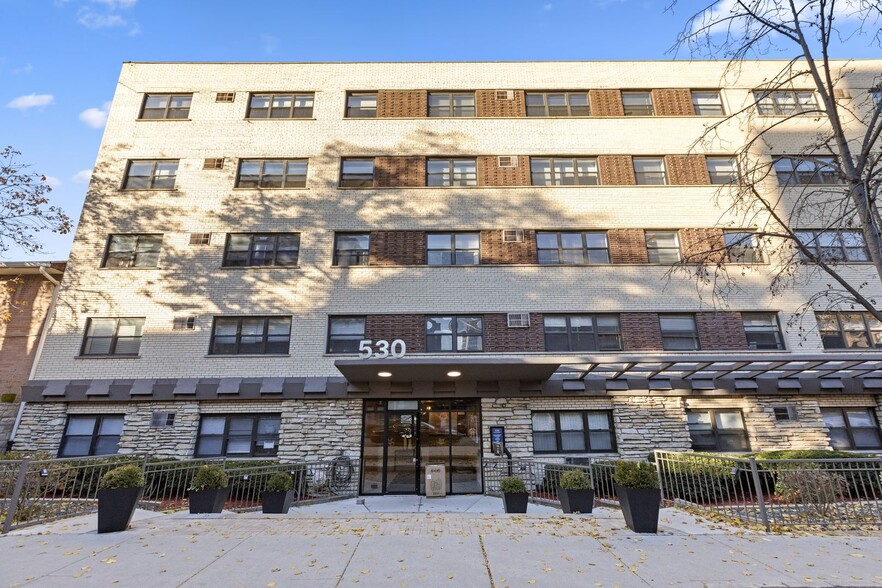530 W Aldine Ave, Unit 309, Chicago, IL 60657 - 531 W Aldine Ave