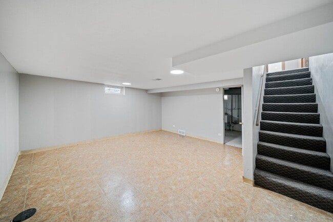 Building Photo - 27 E Thorndale Ave