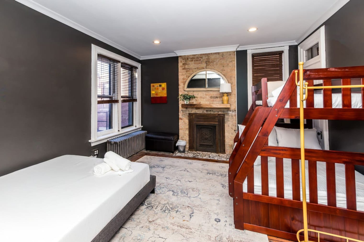 Building Photo - 215 W 9th St