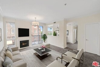 Building Photo - 585 N Rossmore Ave