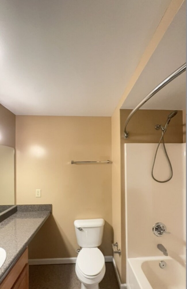 Building Photo - Great unit at LAUREL STATION for $3000 - monthly rent includes two assigned parking spaces!