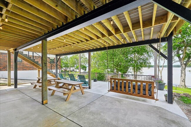Building Photo - 1115 Red Bud Dr