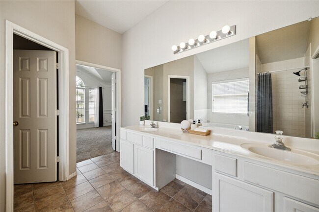 Building Photo - 25619 Oakridge Forest Ln