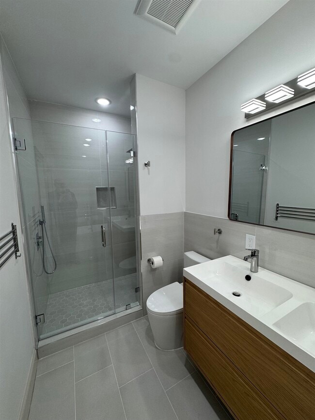 Building Photo - 315 25th St