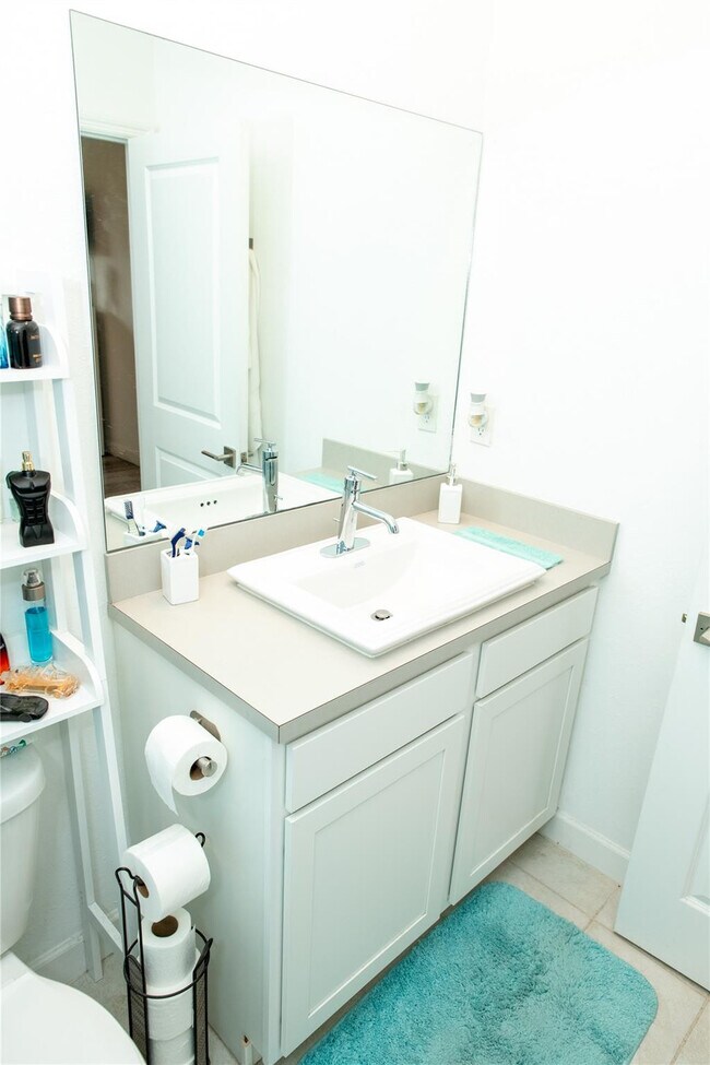 Building Photo - 1147 SW 7th Ave