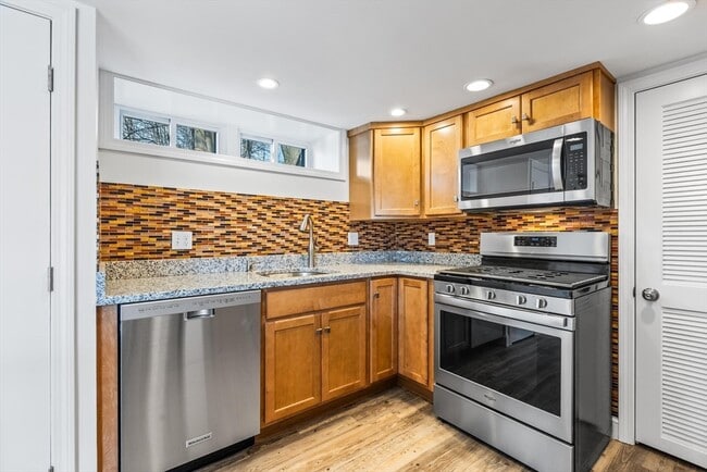 Building Photo - 2 Deane Ave