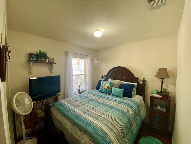 Building Photo - 14420 Cummins Way