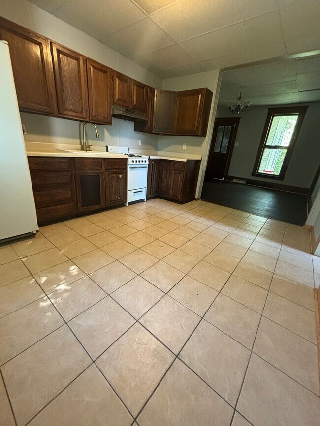 Building Photo - 2bd 1ba duplex available for rent!