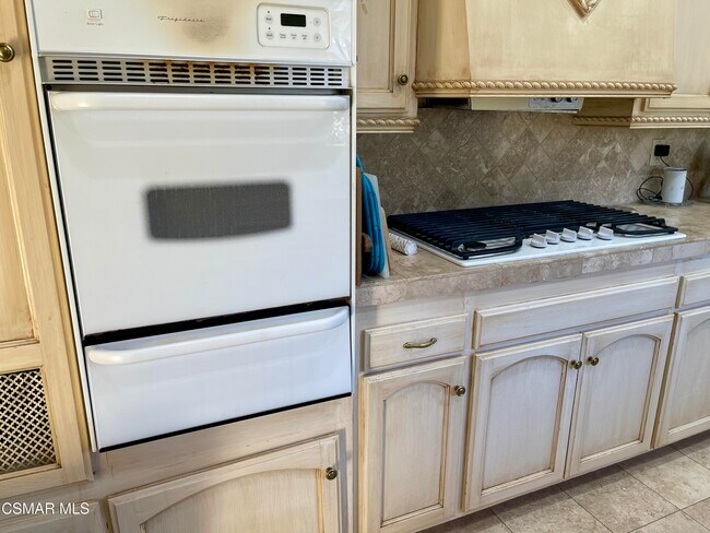 Building Photo - 5573 Calle Arena