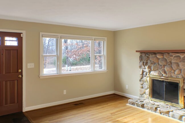 Building Photo - 4 Bedroom on 1 acre