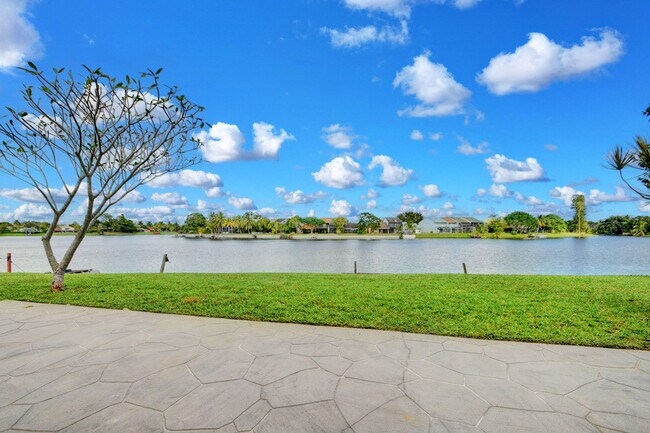 Building Photo - 12561 Shoreside Ln