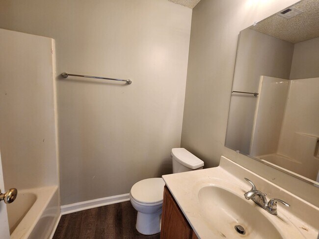 Building Photo - 3 Bedroom Home Near University Area