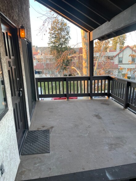 Front entry - 27646 Nugget Dr