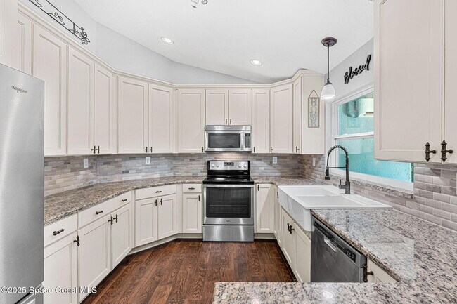 Building Photo - 445 Diana Blvd