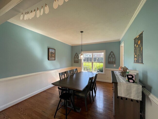 Building Photo - Charming 4 bedroom/2.5 bathroom in Tudor Branch!