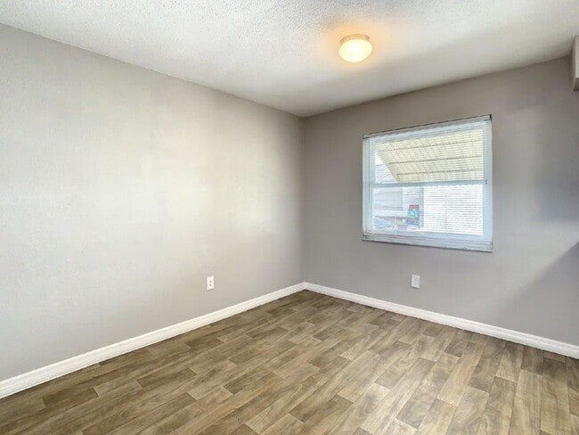 Building Photo - Beautiful 2/2 ~1000Sq. Ft. with NEW floors...