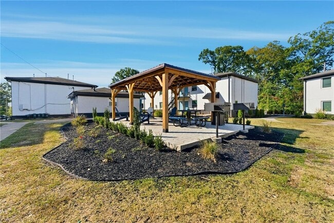 Building Photo - 558 College St