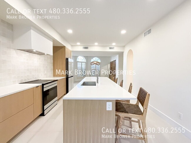 Building Photo - 228 W Royal Palm Rd