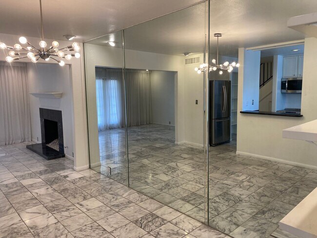 Building Photo - Las Vegas Country Club. Modernized and Upg...