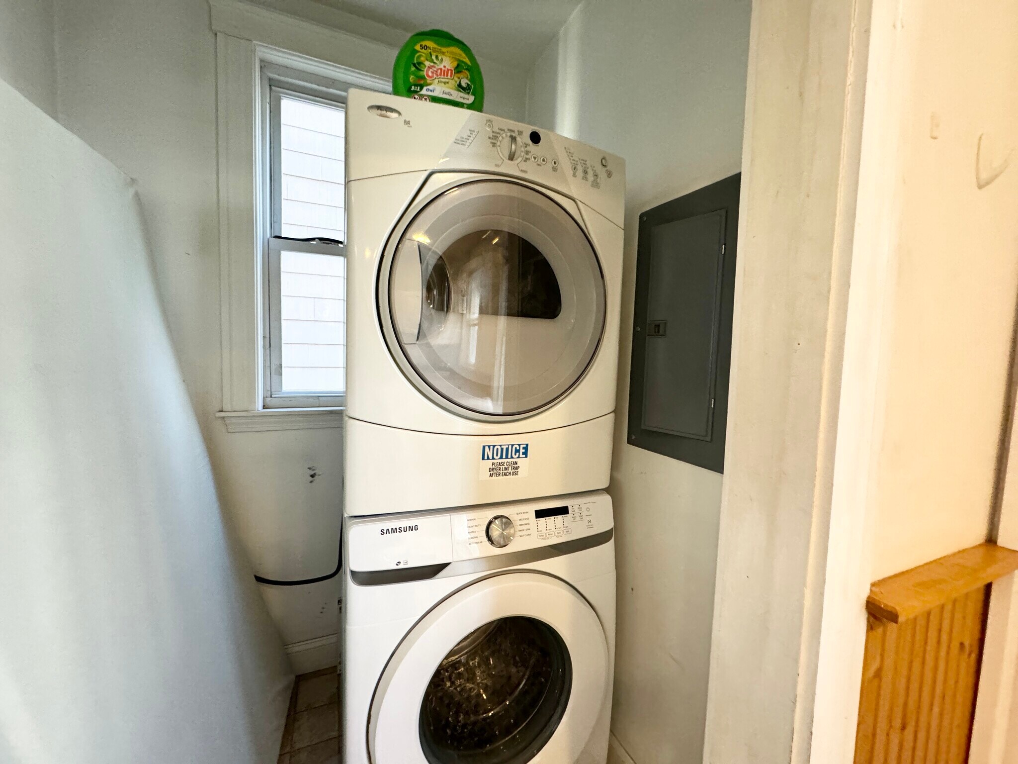 Building Photo - 37 Hillside St